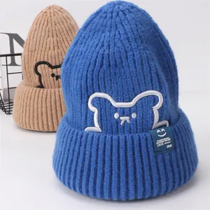 Berretto invernale in maglia per bambini con ricamo a forma di orsetto blu e kaki