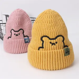 Berretti invernali in maglia per bambini con ricamo orsetto in rosa e giallo