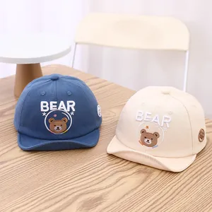 Détail de l'ours brodé et des lettres sur casquettes de bébé à bord souple