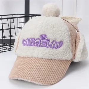 Detalle del gorro de invierno rosa para niños con orejeras de forro polar y bordado Angela