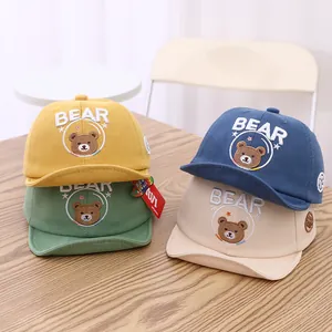 Détail de casquettes de baseball douces pour bébé en quatre couleurs avec ours brodé