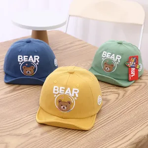 Détail de trois casquettes de baseball en coton pour bébé avec broderie ours dessin animé