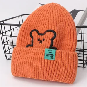 Berretto in maglia arancione per bambini con toppa a orsetto e morbida trama invernale