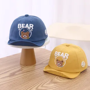 Détail de casquettes de baseball pour bébé avec broderie ours mignon en coton doux