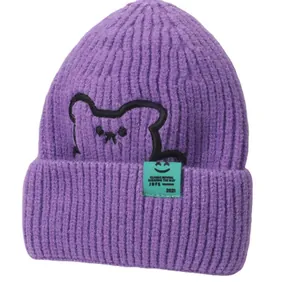 Berretto invernale in maglia viola per bambini con motivo orso e toppa con logo verde