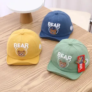 Lot de 3 casquettes bébé avec ours de dessin animé, visière souple, jaune, bleu et vert