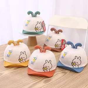 Détail de casquettes bébé en coton avec oreilles de lapin 3D et motif brodé mignon