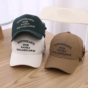 Drei bestickte Baumwoll-Baseballkappen in Dunkelgrün, Beige und Khaki für Kinder und Jugend