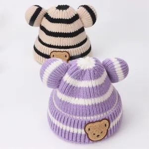 Simpatici berretti a maglia a righe per bambini con orecchie da orso in beige e viola