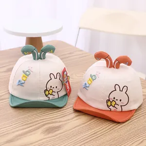 Détail de casquettes bébé à bord souple avec broderie lapin et oreilles colorées