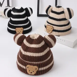 Simpatici berretti bimbo a righe in maglia con orecchie da orso e toppe a cartoni