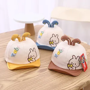 Casquette bébé à oreilles de lapin avec bord souple en jaune, bleu et marron