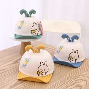 Gros plan de casquettes de baseball pour bébé avec oreilles de lapin 3D et broderies