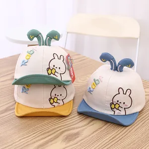 Trois casquettes de baseball bébé colorées avec oreilles de lapin et broderie Rabt