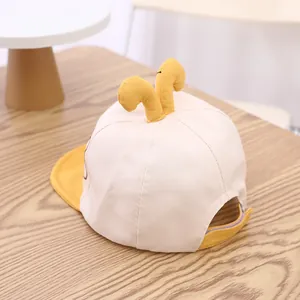 Détail de la casquette bébé avec pousses jaunes et sangle de réglage arrière