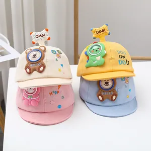 Dettaglio di quattro cappellini da neonato colorati con orsetti 3D e maschere trasparenti