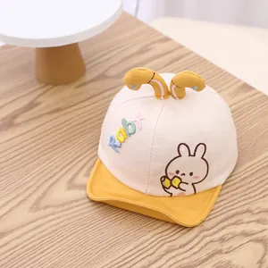 Détail de la casquette bicolore pour enfant avec oreilles de lapin et broderie Rabb