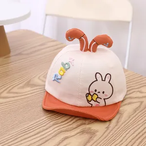 Détail du chapeau de soleil bébé avec oreilles de lapin 3D et broderies colorées
