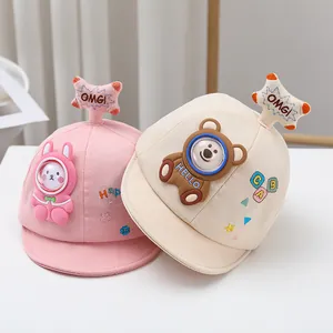 Dettaglio di cappellini morbidi per neonati con motivi 3D di coniglio e orso in rosa e beige