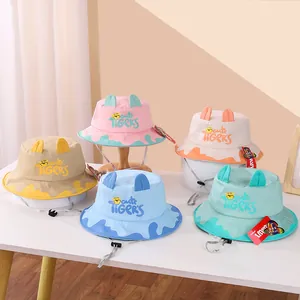 Dettaglio di cappelli da sole per bambini con tigre in cinque colori pastello e laccio regolabile