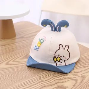 Détail de la casquette bébé bicolore avec visière souple et oreilles de lapin 3D