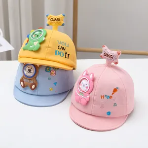 Cappellini baseball per neonati con animali spaziali 3D in giallo, blu e rosa vivaci