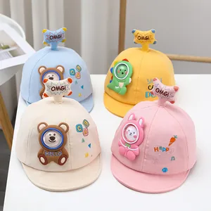 Dettaglio di quattro colorati cappellini da baseball per neonati con graziose applique 3D