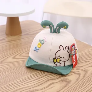 Détail de la casquette bébé avec visière souple verte et oreilles de lapin en 3D