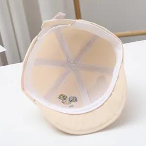 Dettaglio cappello sole neonato con fascia interna, ricamo e cinturino regolabile