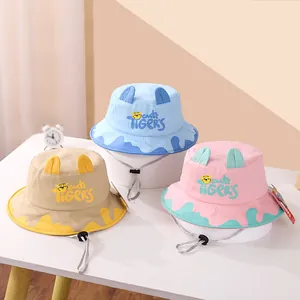 Dettaglio di cappelli pescatore per bambini in cotone con stampa tigre e cordino grigio