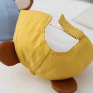 Dettaglio del cappellino giallo da bambino con cinturino in velcro e trama in cotone