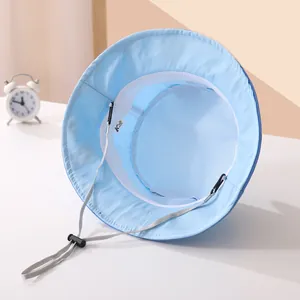 Dettaglio del cappello da sole per bambini con fodera in rete traspirante e cordino regolabile