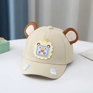 Dettaglio del cappellino per neonati con orecchie 3D e morbida trama in cotone beige