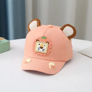 Dettaglio del cappellino rosa da neonato con orecchie di tigre e toppa di leone