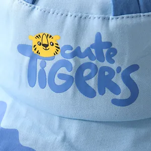Dettaglio ricamo tigre dei cartoni animati su cappello da sole blu per bambini