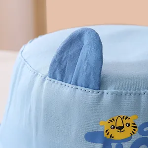 Dettaglio macro del cappello da sole per neonati in cotone azzurro con orecchie 3D
