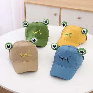 Detailansicht der Kinder-Baseballmützen mit Froschaugen und gesticktem Logo-Schriftzug