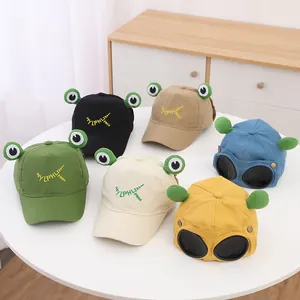 Detailansicht der Frosch-Baseballkappen und Brillenmützen in verschiedenen Farben
