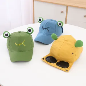 Detail von Frosch-Kinder-Baseballkappen mit 3D-Augen und integrierter Sonnenbrille am Schirm
