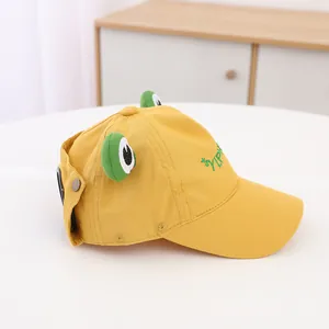 Detail der gelben Kinder-Baseballkappe mit 3D-Froschaugen und YLPH-Stickerei