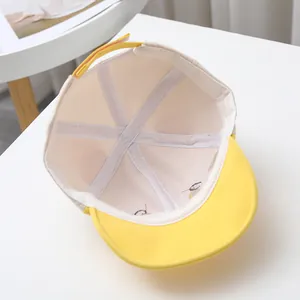 Detailansicht der gelben Baby-Baseballkappe mit Innenfutter aus Baumwolle und verstellbarem Gurt