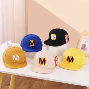 Berretti hip-hop per bambini con ricamo M in blu nero giallo beige e tesa piatta