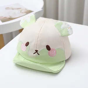 Detail der Baby-Baseballkappe mit Bärenstickerei und 3D-Ohren auf weichem Baumwollstoff