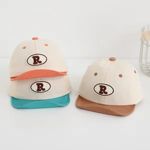 Cappellino da baseball in cotone per neonati con ricamo R e visiera morbida parasole