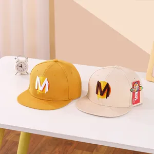 Cappellini hip hop per bambini con visiera piatta e ricamo M in giallo e beige