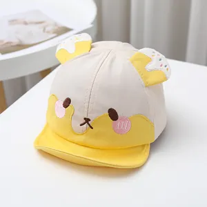 Detail einer Baby-Baseballkappe mit Cartoon-Bärenstickerei und dekorativen 3D-Ohren
