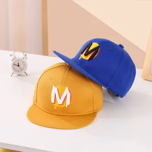 Berretti piatti per bambini con ricamo lettera M nei colori blu brillante e giallo vivace