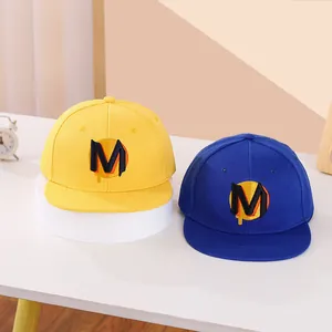 Cappellini hip-hop per bambini in giallo e blu navy con ricamo M e tesa piatta