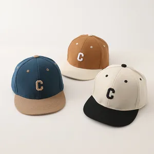 Kinderhonkbalpet met kleurvlakken en 3D-letter C borduursel in navy, khaki en bruin