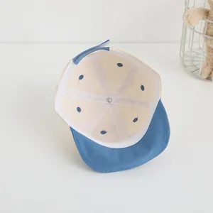 Dettaglio interno del cappellino da neonato con cuciture rifinite e velcro regolabile